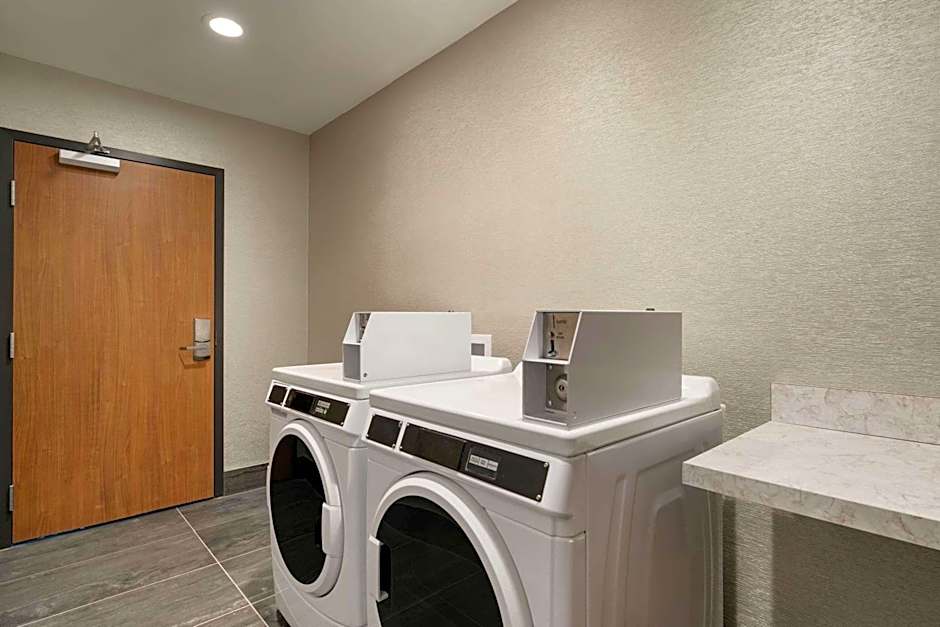 La Quinta Inn & Suites by Wyndham San Antonio Seaworld LAFB