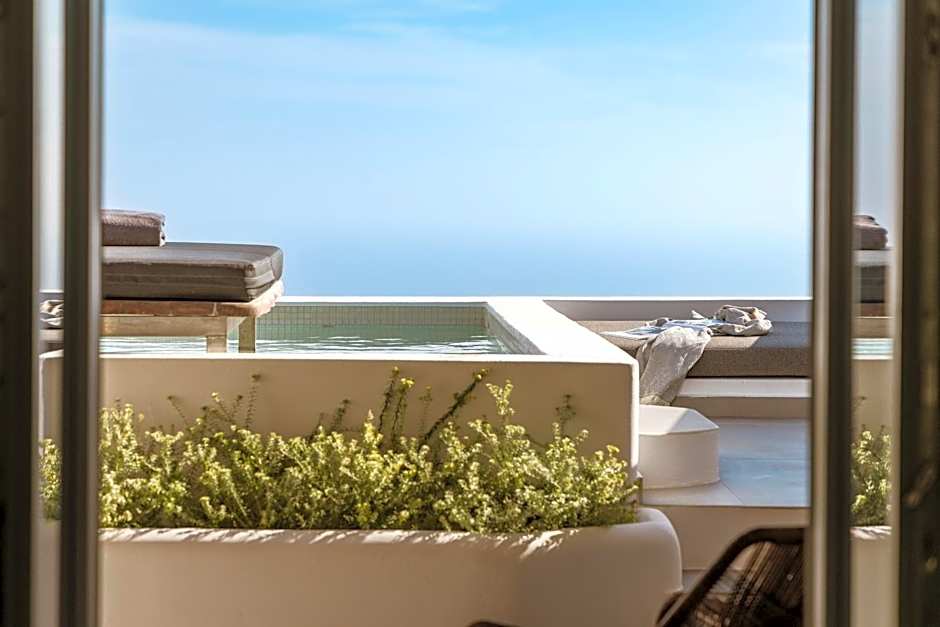 NĒRO Boutique Hotel