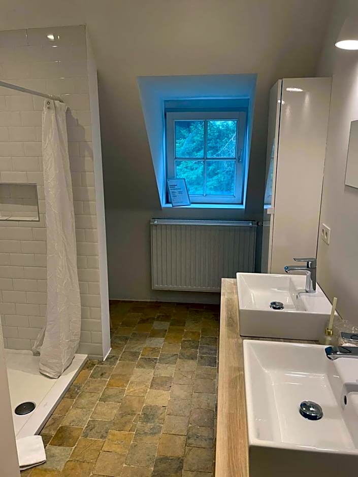 Huswell - Two guest-rooms in stylish villa - free bikes