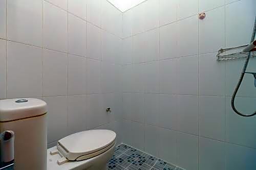 RedDoorz near Kejaksan Station Cirebon 2