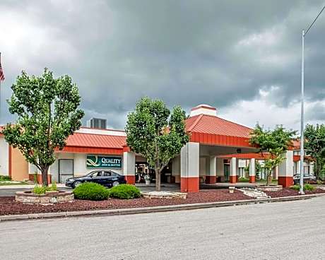 Quality Inn & Suites Kansas City I-435n Near Sports Complex