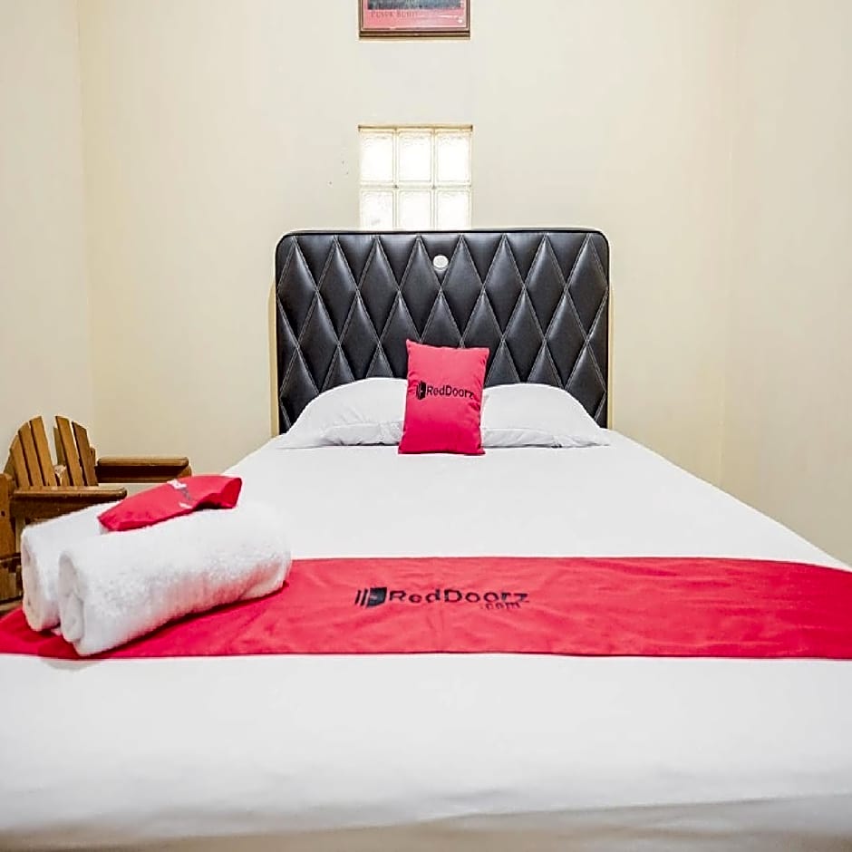 RedDoorz Syariah near Stadion Maulana Yusuf