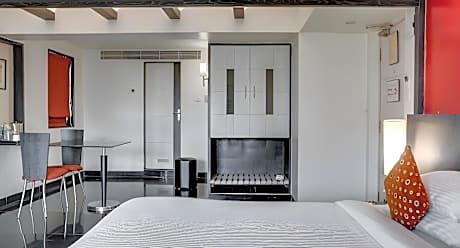 Suite room with chef’s choice veg/non-veg platter, Fruit Basket, Airport Pick up & drop