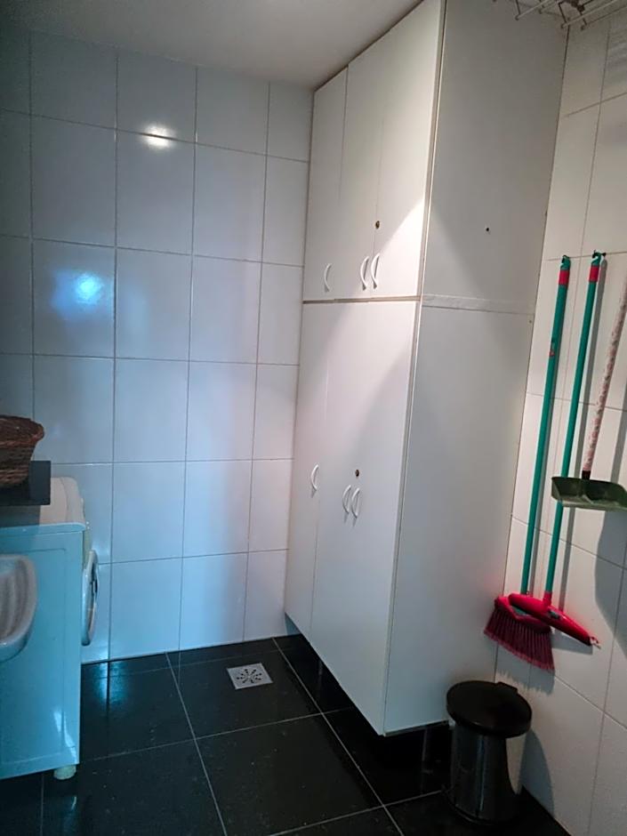 Apartamento Frente para o Mar - Varandão com Blindex - Vista Total para o Mar - 1 Suite e mais 2 Quartos-Ar Condicionado - 2 Vagas - BEIRA MAR - 70 metros da Praia ,TVS SMART GERAL -WI-FI -DISNEY PLUS-OUTROS- PORTARIA 24 HORAS-KIT PRAIA 4 PESSOAS