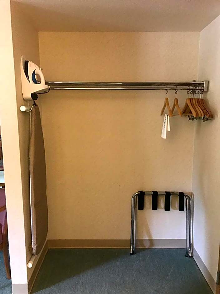 Econo Lodge Inn & Suites