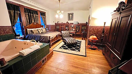 Suite with Hot Tub