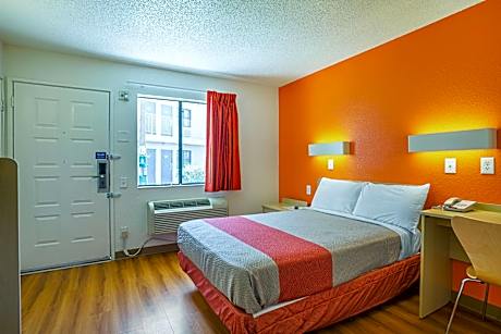 Queen Room - Disability Access - Smoking