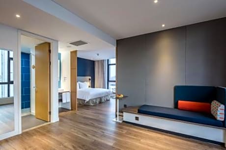 Feature Family Room - Non-Smoking