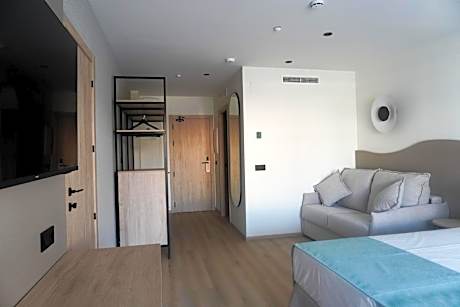 Double or Twin Room (1 Adult)