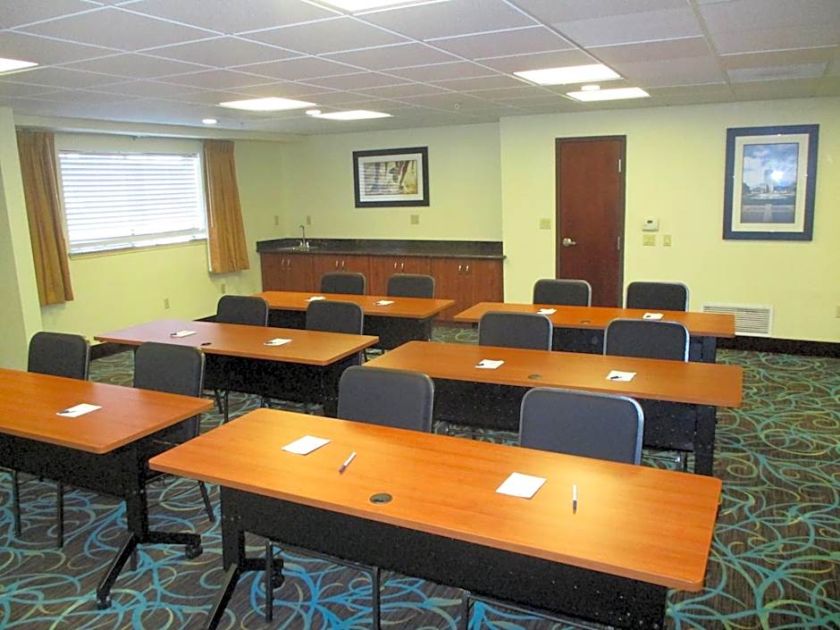 Days Inn & Suites by Wyndham Sam Houston Tollway