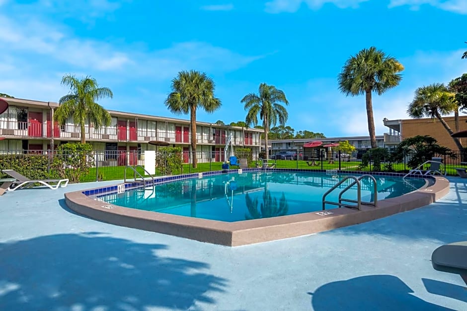 HomeTowne Studios by Red Roof Vero Beach - I-95
