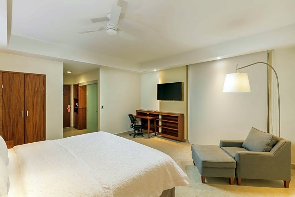 Hampton Inn & Suites by Hilton Los Cabos