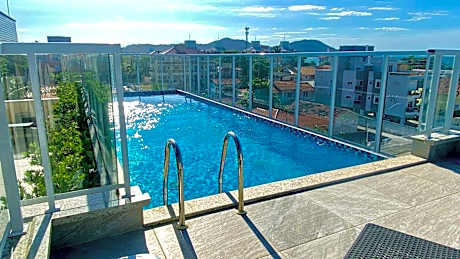 Passos da praia c/ piscina apto iluminado e novo