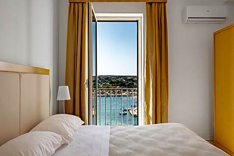 Deluxe Double or Twin Room with Sea View
