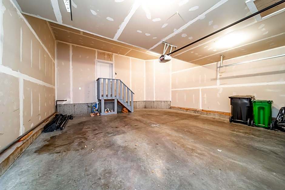 Amazing Luxe Home, AC, HUGE Yard, FirePit, Pet Friendly, Sleeps 10!