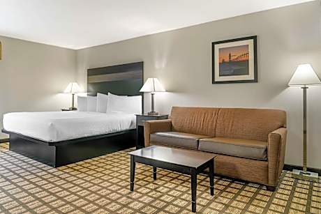 1 KING BED,NSMK,EXTERIOR ENTRANCE,COFMKR,HAIR,IRON,FULL BREAKFAST