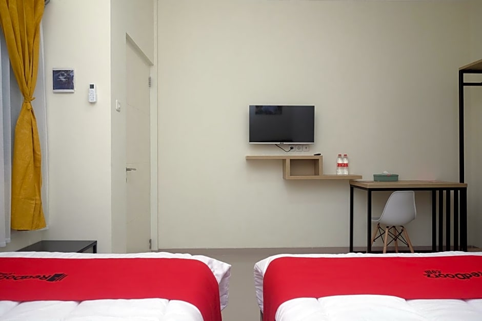 RedDoorz near Kawasan Bandara Ahmad Yani Semarang 2