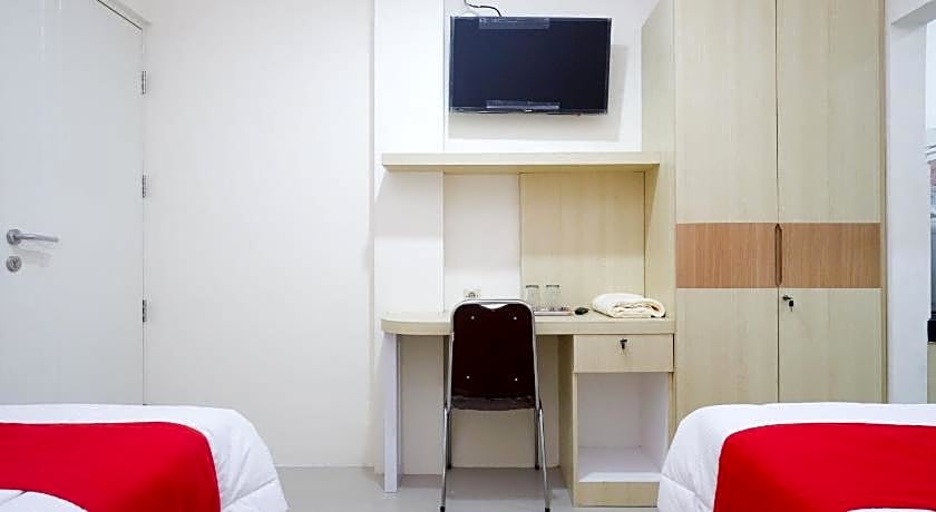 RedDoorz Plus near Pasar Gede Solo