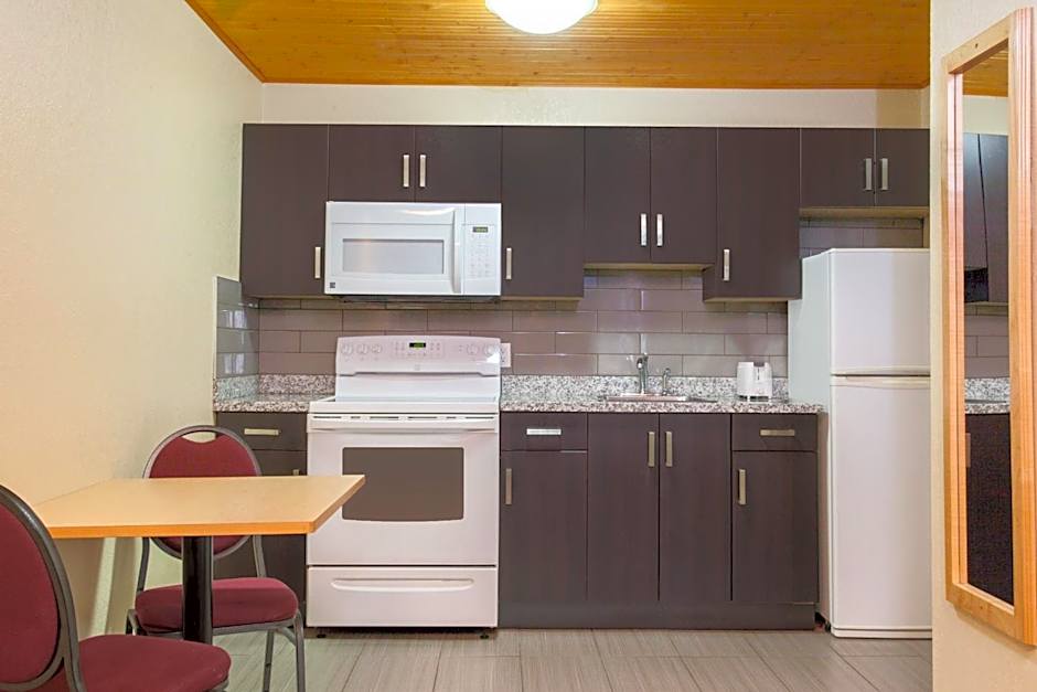 Econo Lodge Inn & Suites