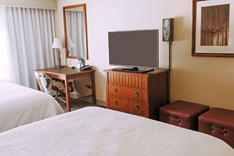 2 QUEEN BEDS NONSMOKING FREE WI-FI/32 IN HDTV/ HOT BREAKFAST INCLUDED