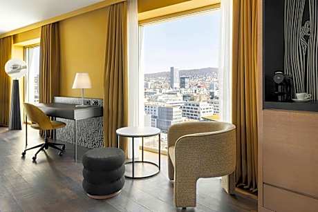 One-Bedroom Junior Suite - Club Lounge Access