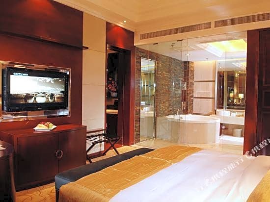 Kolam Gloria Plaza Hotel