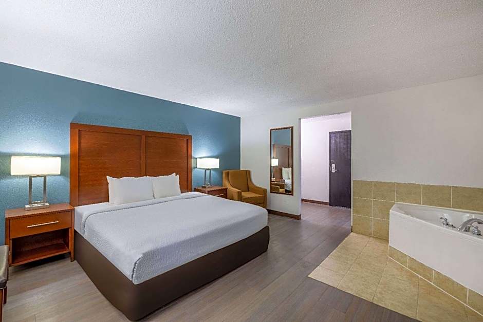 Travelodge by Wyndham Brooklyn Center