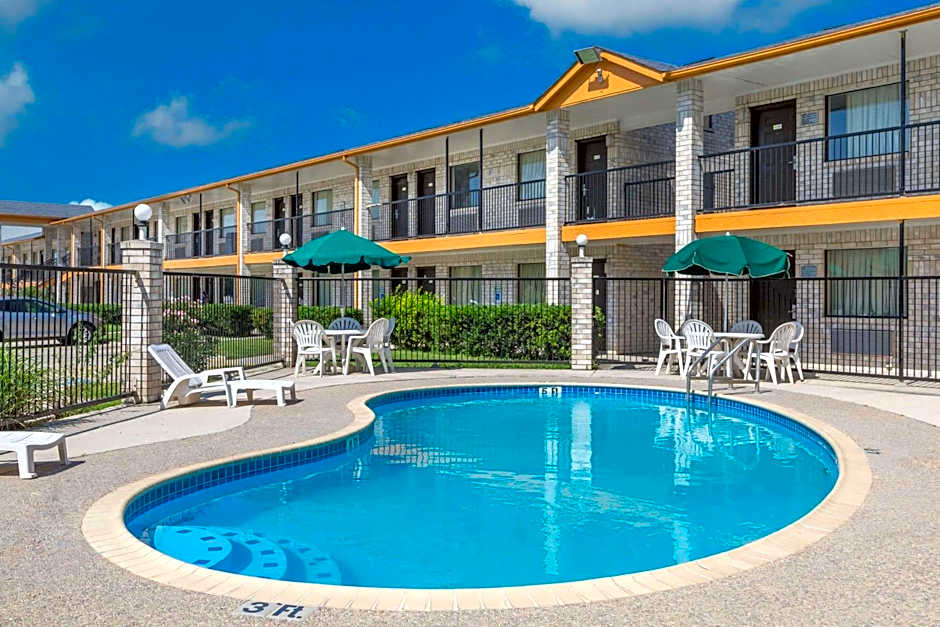 Days Inn by Wyndham San Antonio