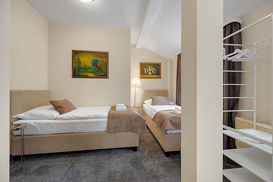 Hotel Reverie - Dependance, Check-in at Metropolitan Star