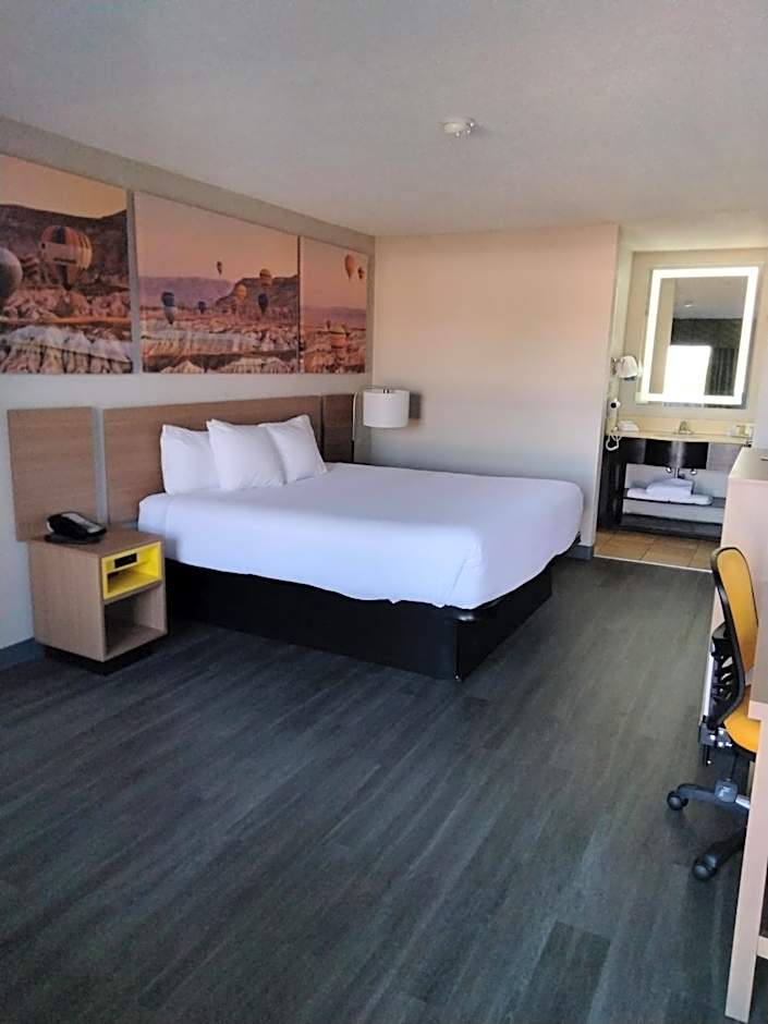 Days Inn & Suites by Wyndham Albuquerque North