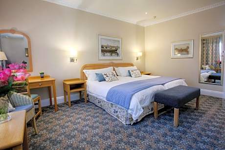 Twin Room with Partial Sea View