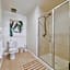 Tropical Oasis - King Beds - Free Netflix & Parking - Fast Wi-Fi