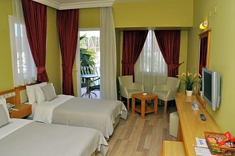 Deluxe Triple Room with Sea View