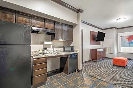 Deluxe King Suite with Tub with Grab Bars - Mobility and Hearing Impaired Access/Non-Smoking