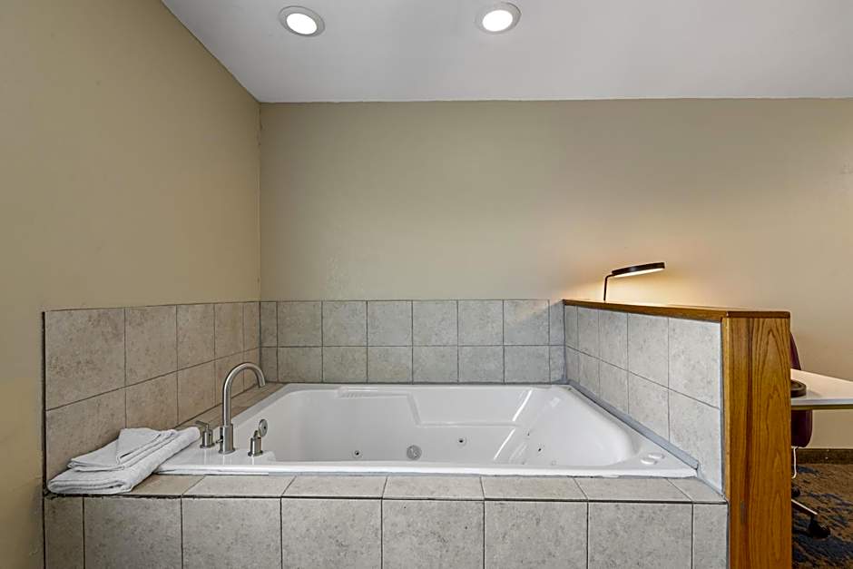 Best Western Plus Altoona Inn