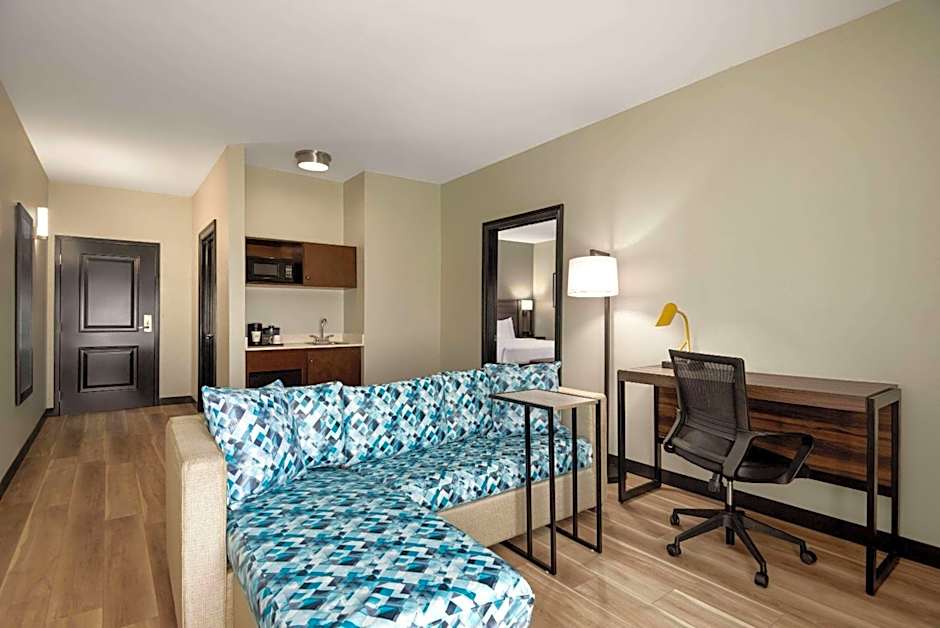 La Quinta Inn & Suites by Wyndham Gonzales