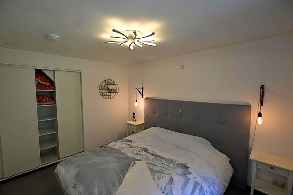 DINOS Bed&Breakfast - Whole Guesthouse