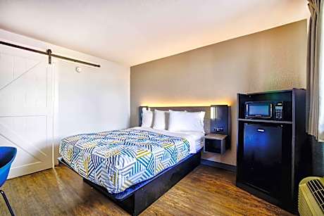 1 QUEEN BED | MOBILITY ACCESS RI SHWR NSMK