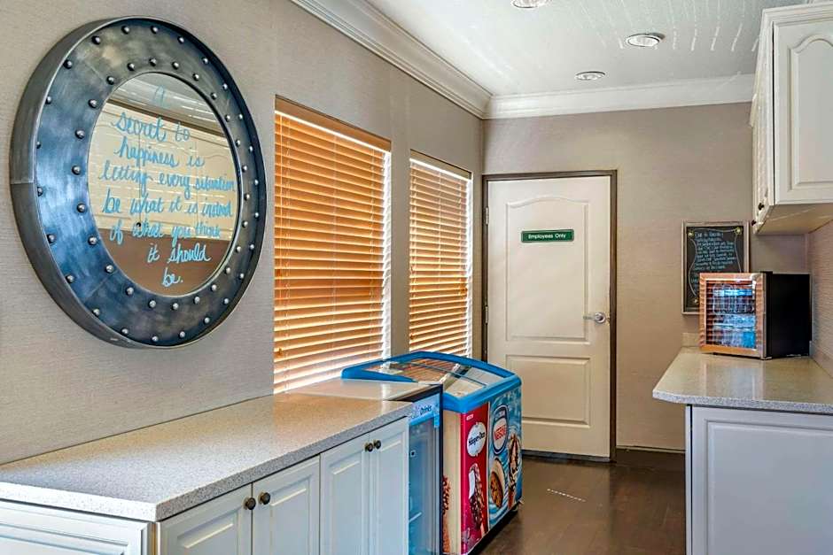 Elizabeth Oceanfront Suites, Ascend Hotel Collection