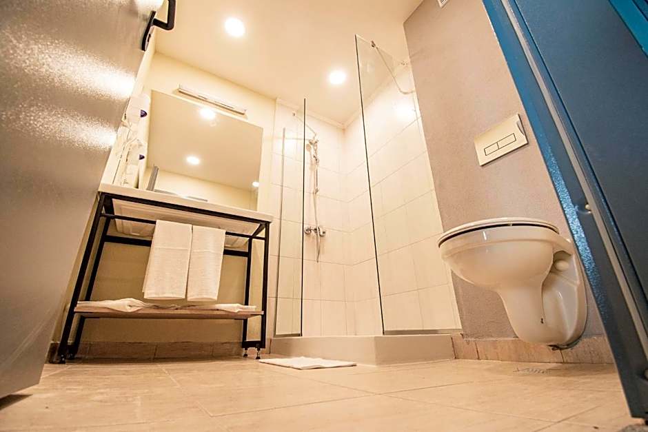 A&M Hotel with free parking