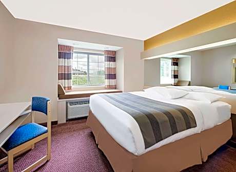 1 Queen Bed Mobility Accessible Room Non-Smoking