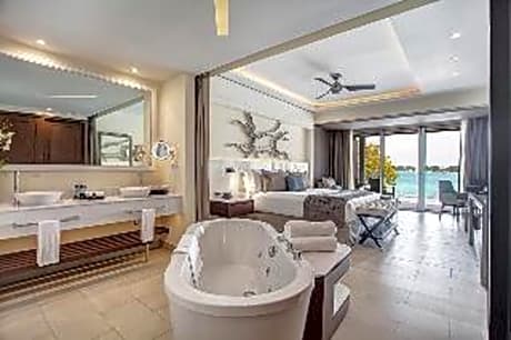 Luxury Junior Suite Swim Out Diamond Club