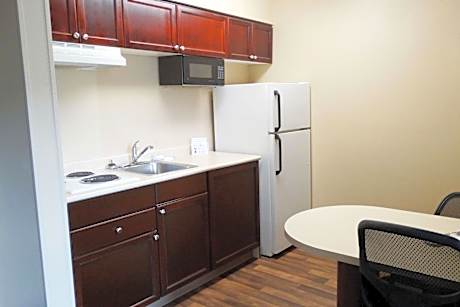 Deluxe Studio with 1 Queen Bed - Non-Smoking
