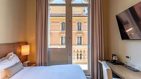 DELUXE WITH BALCONY DOUBLE