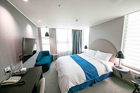 Superior Room - 1 Queen Bed 22SQM