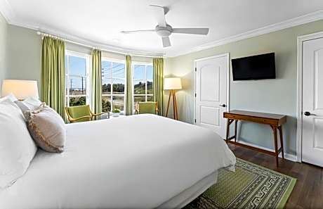 Del Rey Queen Partial View