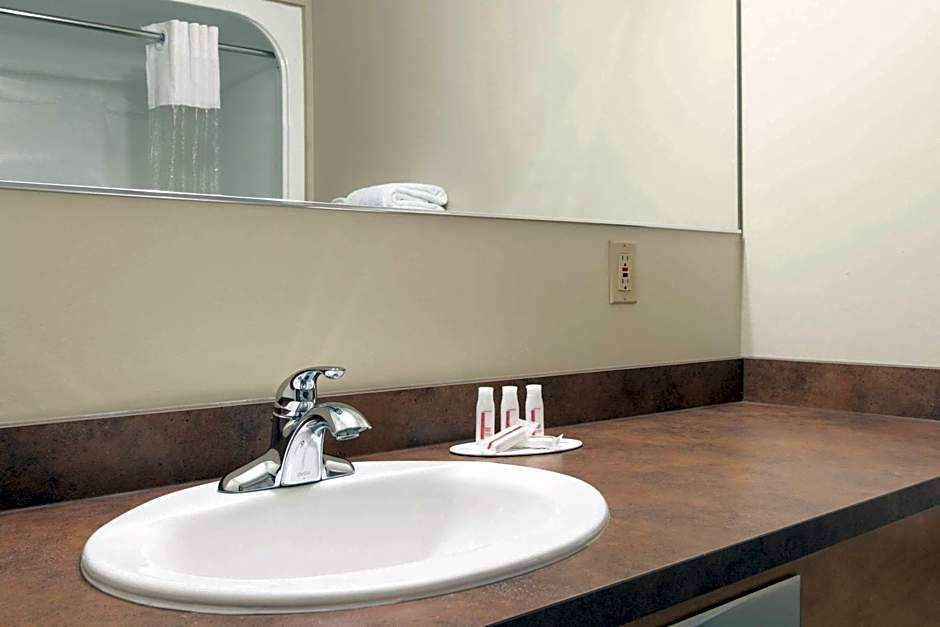 Days Inn & Suites by Wyndham Thunder Bay