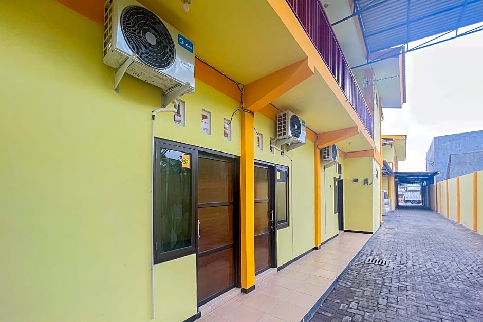 Sion Homestay Mitra RedDoorz near Terminal Kertajaya Mojokerto