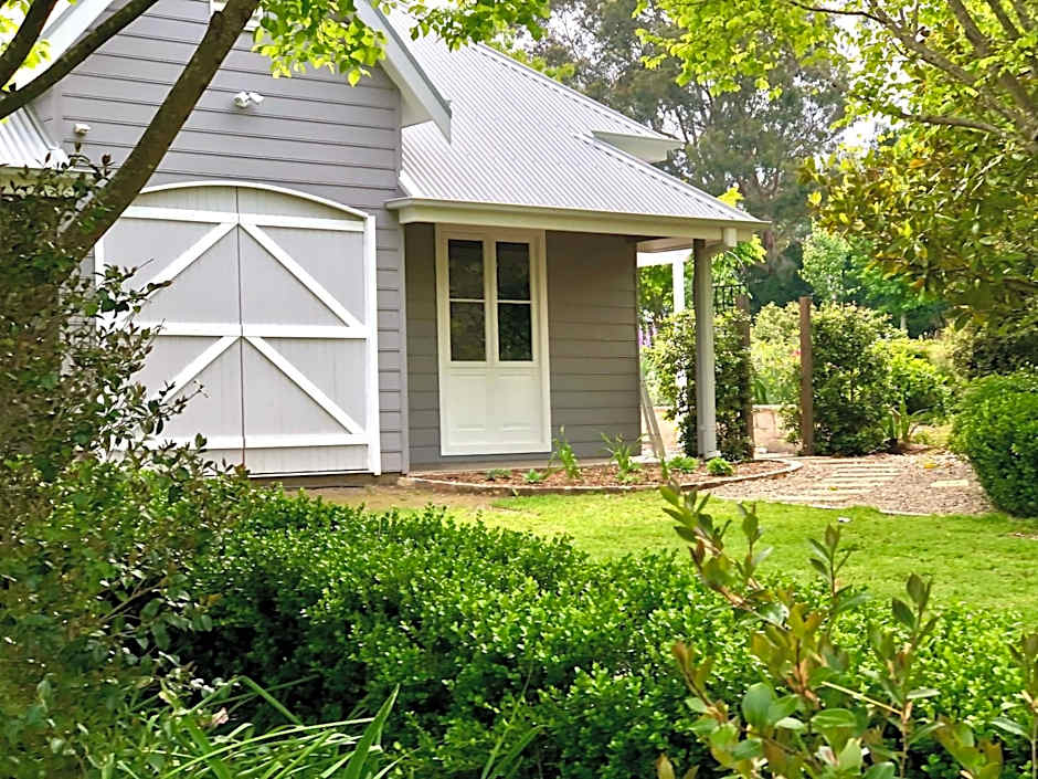Chanticleer Gardens Barn cottage with a Pool