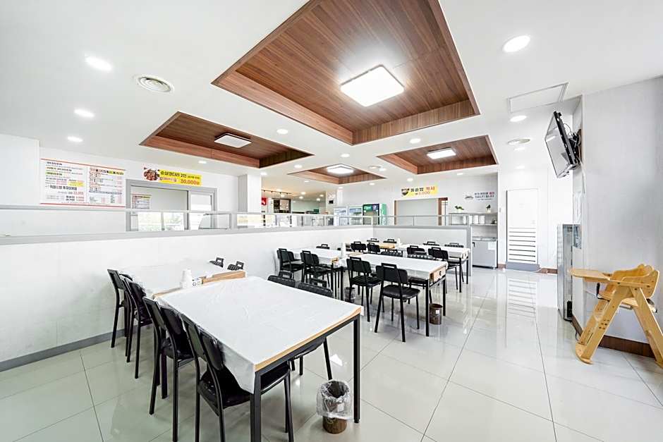 Metro Pol Tourist Hotel